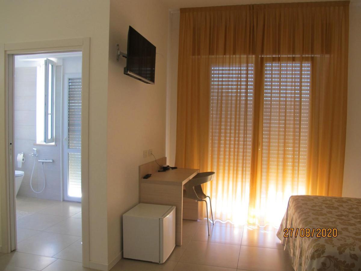 Santa Barbara Hotel & Apartments Беллария-Иджеа-Марина Экстерьер фото