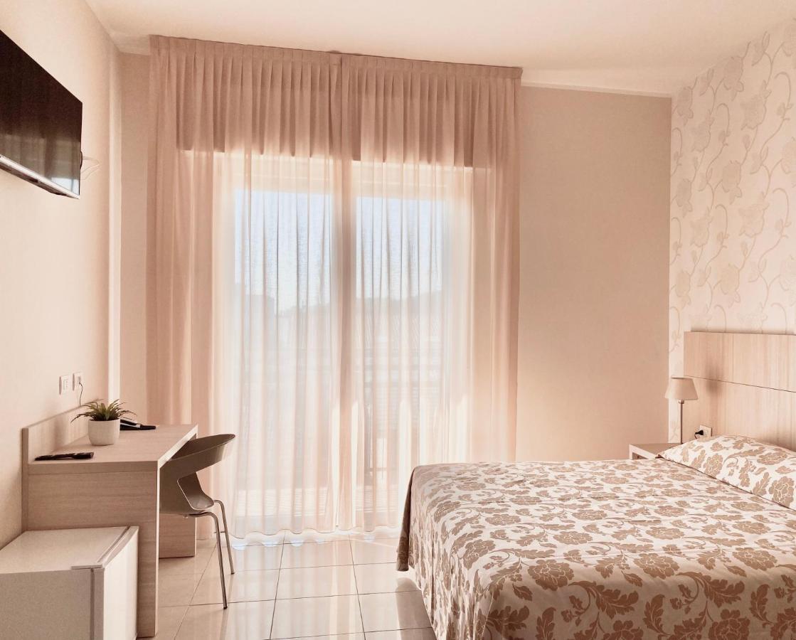 Santa Barbara Hotel & Apartments Беллария-Иджеа-Марина Экстерьер фото