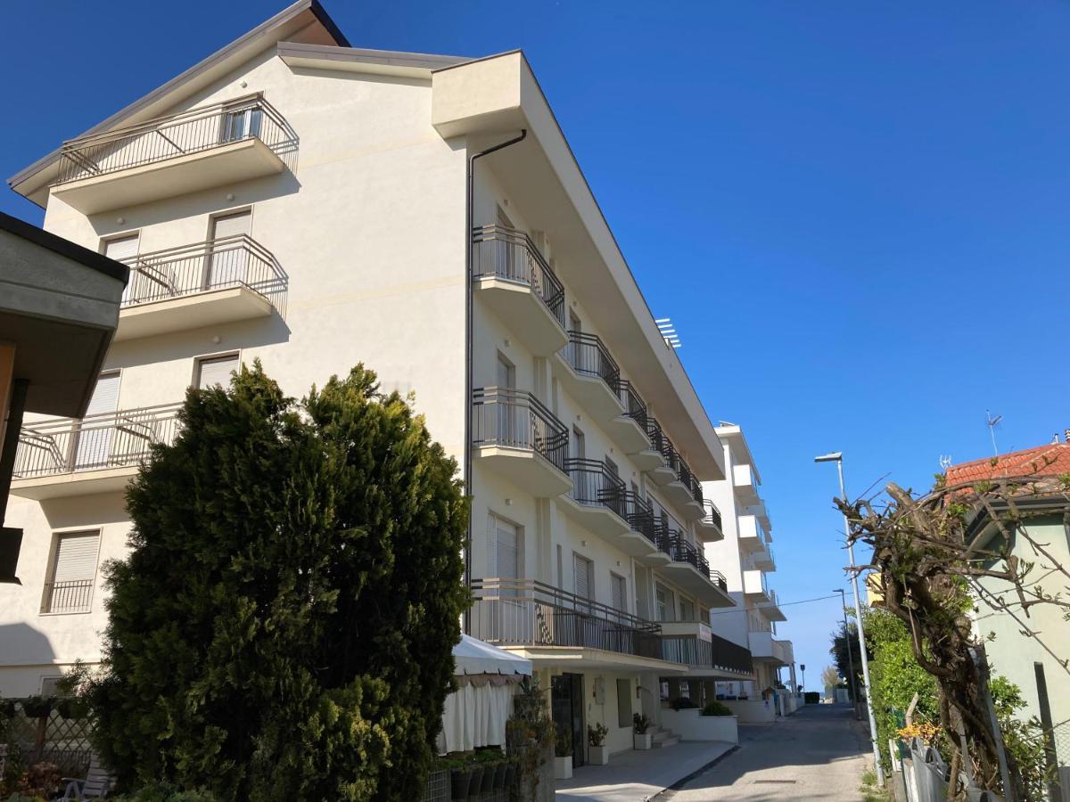 Santa Barbara Hotel & Apartments Беллария-Иджеа-Марина Экстерьер фото