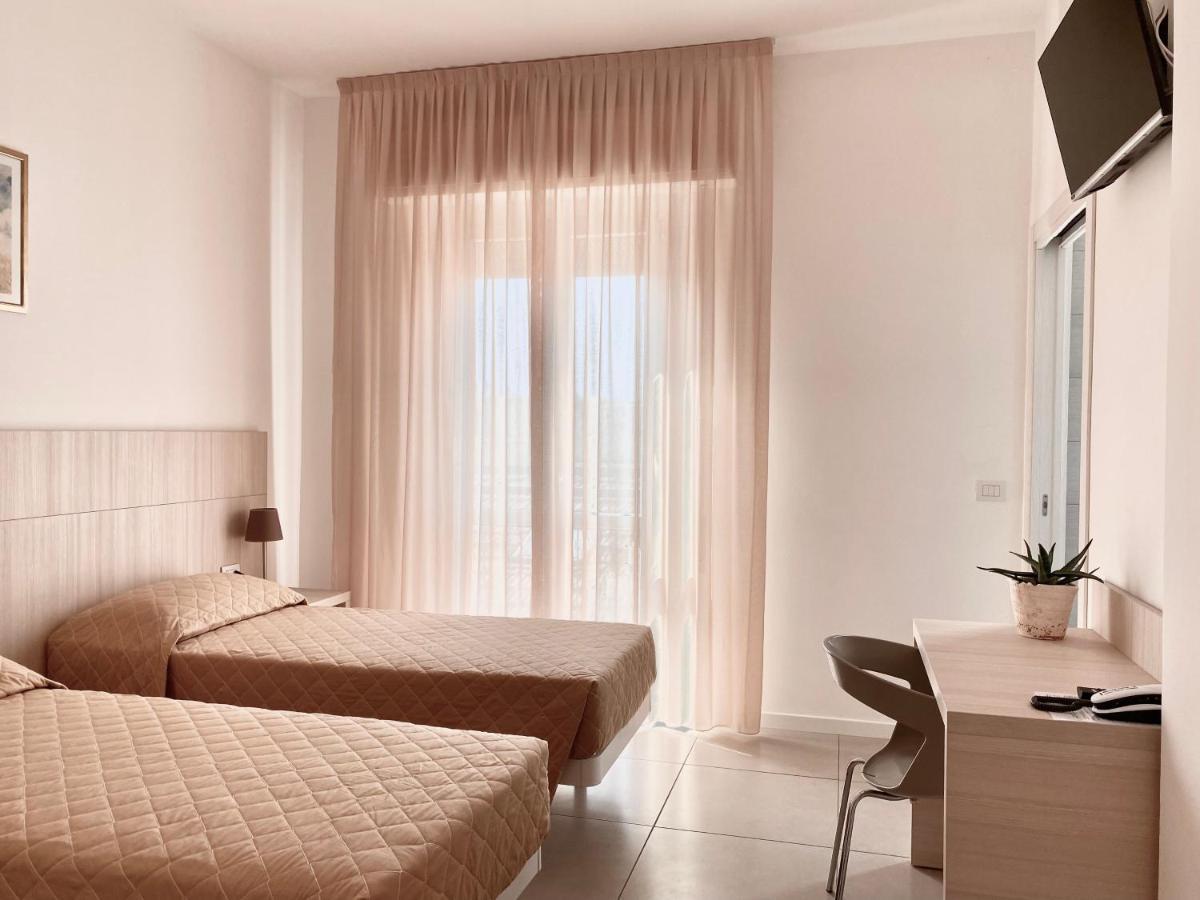 Santa Barbara Hotel & Apartments Беллария-Иджеа-Марина Экстерьер фото